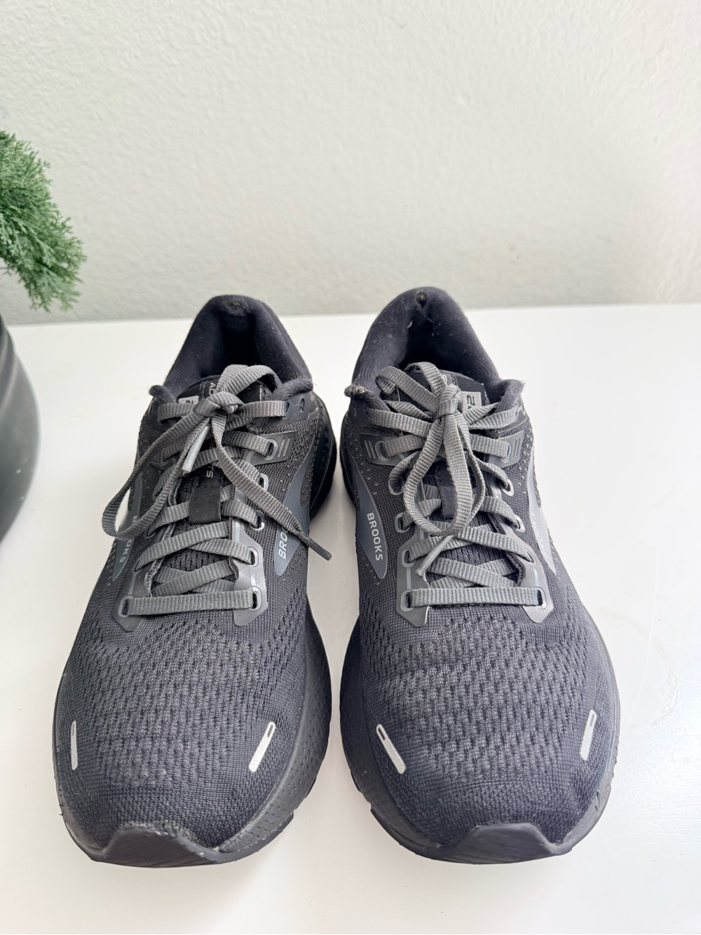 Brooks women size 7.5 Adrenaline GTS 22 Black and Dark Gray Running Shoes - Picture 3 of 11